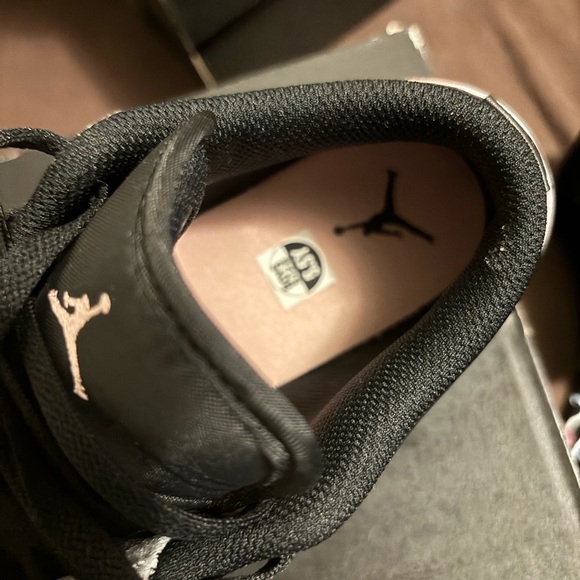 Air Jordan 1 - Picture 3 of 4